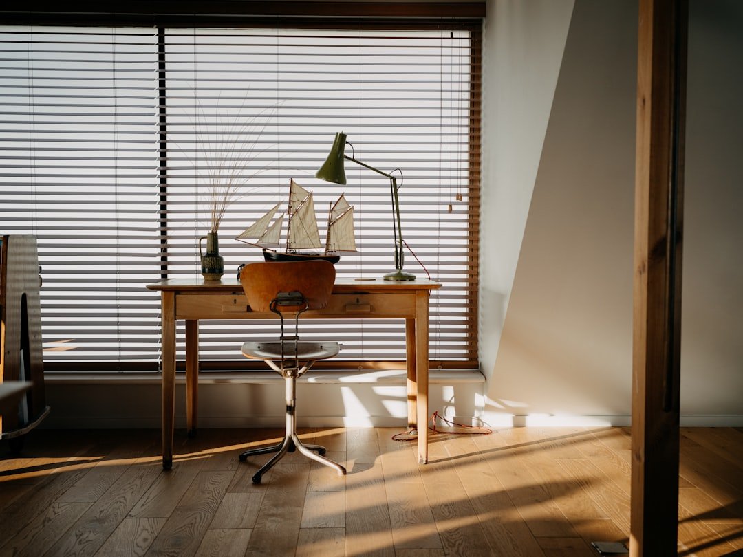 découvrez notre sélection de stores enrouleurs modernes et élégants, parfaits pour contrôler la lumière et ajouter une touche déco à votre intérieur.