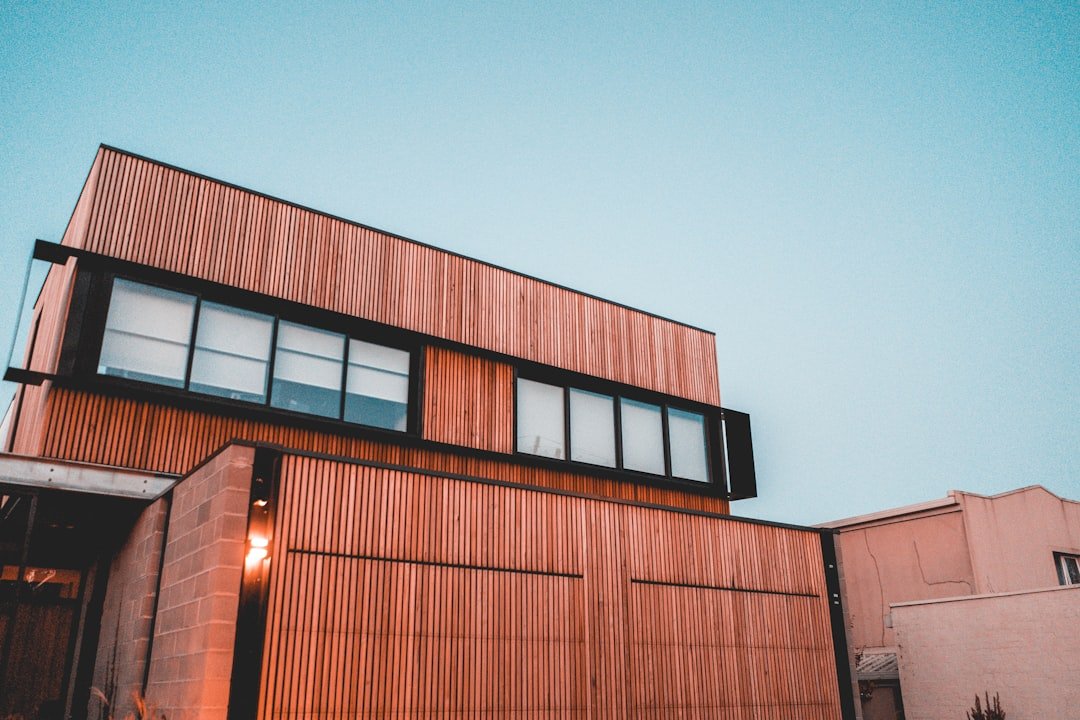 revêtement de maison en bois : découvrez des solutions esthétiques et durables pour habiller votre façade avec un bardage en bois naturel.