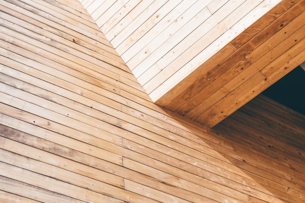 revêtez votre maison avec un bardage en bois de qualité, alliant esthétisme naturel et durabilité pour une décoration extérieure chaleureuse et résistante.
