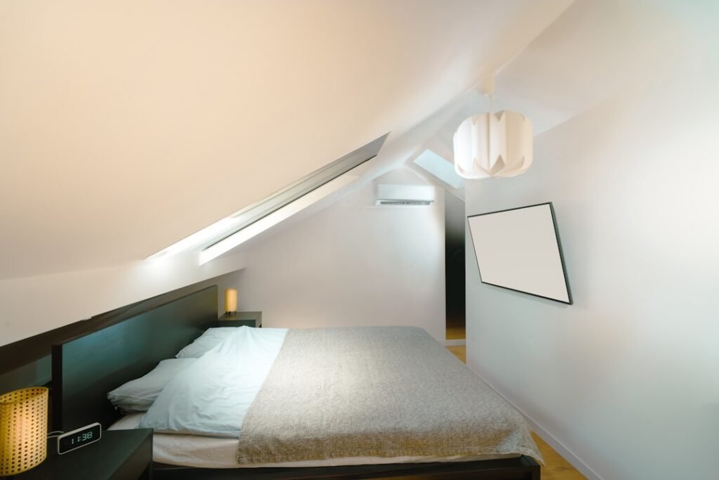 améliorez le confort de votre maison et réduisez vos factures d'énergie grâce à une isolation de grenier efficace et durable.
