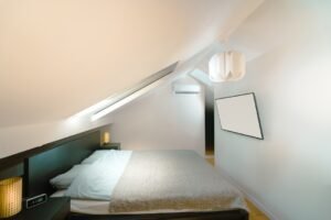 améliorez le confort de votre maison et réduisez vos factures d'énergie grâce à une isolation de grenier efficace et durable.