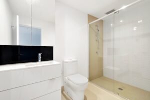 découvrez l'importance de la ventilation de salle de bain pour prévenir l'humidité, les moisissures et assurer un air sain dans votre espace de vie.