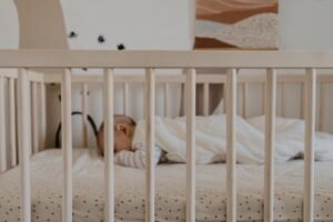 découvrez notre lit bébé convertible, conçu pour évoluer avec votre enfant, alliant confort, sécurité et design moderne.