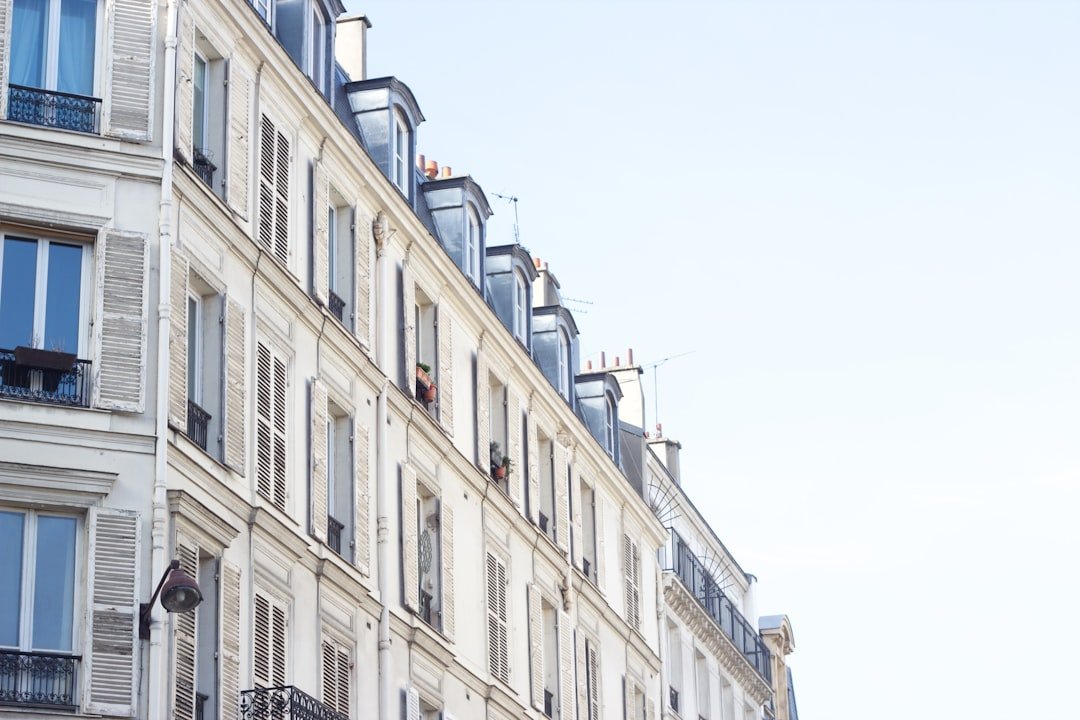 fabricant de rails pour rideaux à paris, offrant des solutions sur mesure de haute qualité pour particuliers et professionnels.
