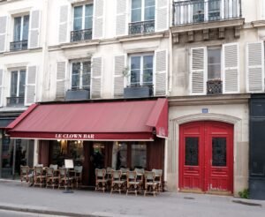 fabricant de rails pour rideaux à paris, offrant des solutions sur mesure de haute qualité pour tous vos besoins d'aménagement intérieur.