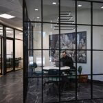 cloisons en verre intérieures sur mesure pour une séparation élégante et personnalisée de vos espaces.
