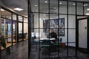 cloisons en verre intérieures sur mesure pour une séparation élégante et personnalisée de vos espaces.