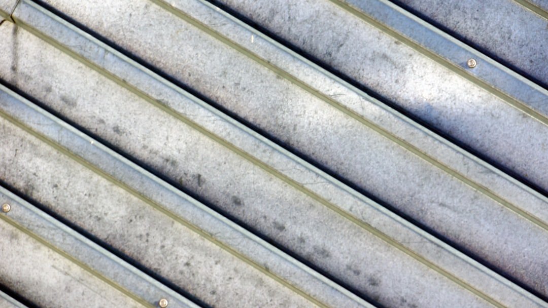tube carré en acier galvanisé : robustesse et résistance à la corrosion pour vos projets de construction et de fabrication.