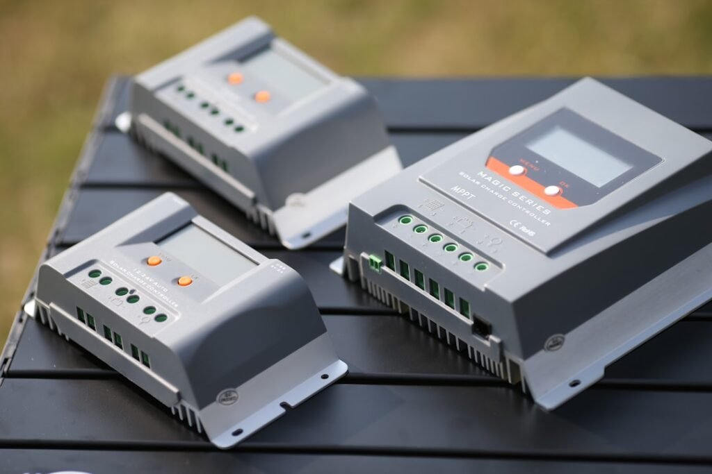 découvrez les micro-onduleurs, des dispositifs essentiels pour optimiser la conversion d'énergie solaire et améliorer la performance de vos panneaux photovoltaïques.
