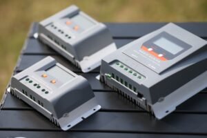 découvrez les micro-onduleurs, des dispositifs essentiels pour optimiser la conversion d'énergie solaire et améliorer la performance de vos panneaux photovoltaïques.