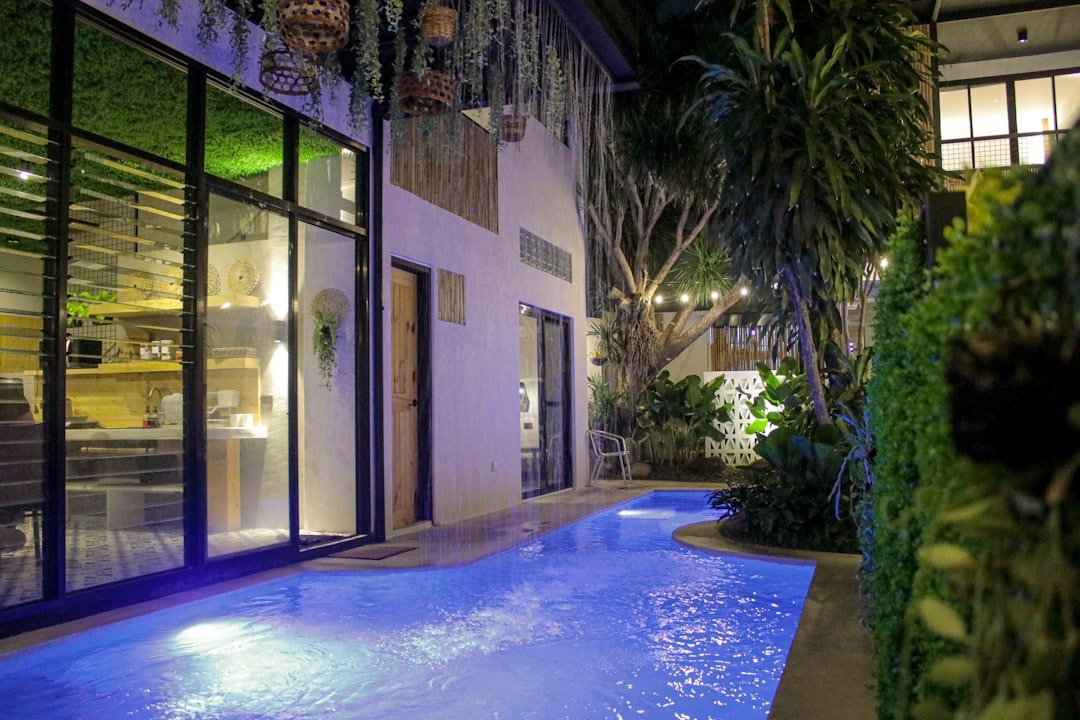 découvrez notre pool house élégant et fonctionnel, parfait pour profiter de votre espace piscine en toute convivialité et confort.