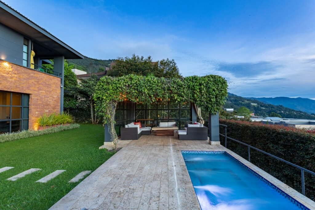 découvrez notre pool house élégant et fonctionnel, parfait pour profiter pleinement de votre espace piscine tout en offrant confort et style.