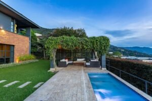 découvrez notre pool house élégant et fonctionnel, parfait pour profiter pleinement de votre espace piscine tout en offrant confort et style.