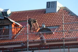 découvrez nos solutions de toiture durables et esthétiques pour protéger et valoriser votre habitation. experts en pose, réparation et entretien de toitures.