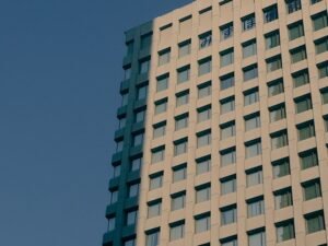 découvrez le concept de self-building : apprenez à construire par vous-même votre maison ou vos projets en autonomie, étape par étape.