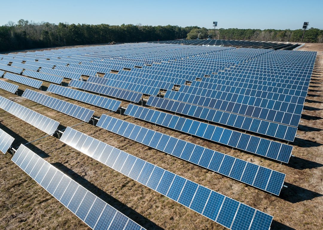 découvrez les avantages des panneaux solaires : énergie renouvelable, économies d'énergie et réduction de l'impact environnemental grâce à une installation simple et efficace.
