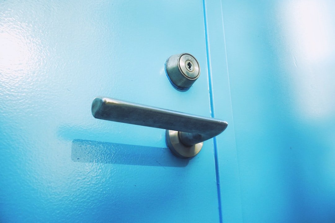 découvrez comment retirer facilement une poignée de porte grâce à notre guide étape par étape, simple et rapide pour tous les types de poignées.