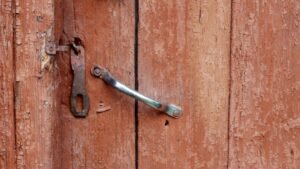guide étape par étape pour retirer facilement une poignée de porte, avec des conseils pratiques et les outils nécessaires.